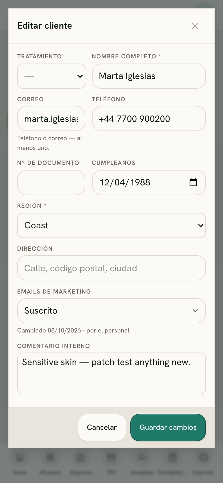 La ventana Editar de una clienta en un móvil, en la opción Emails de marketing
