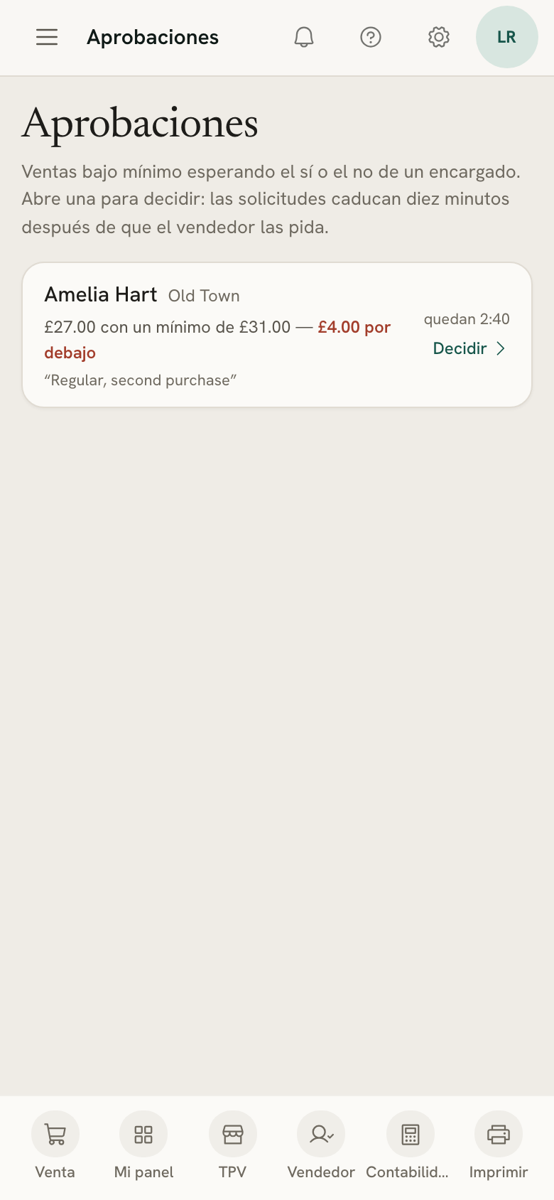 Aprobaciones en el móvil de una responsable, con una venta por debajo del mínimo esperando