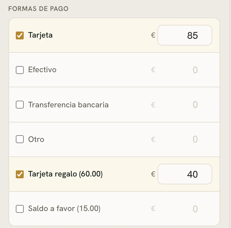 El cobro: una parte con el datáfono y el resto con el saldo de una tarjeta regalo.
